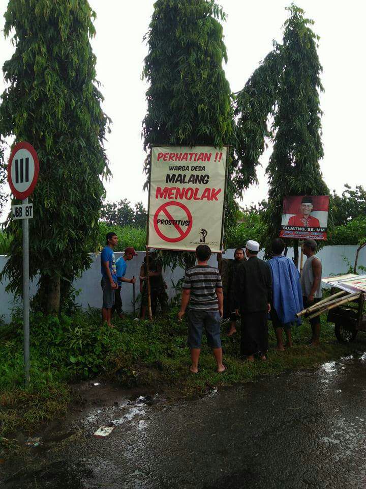 Laporan Tak Ditanggapi, Warga Desa Malang Pasang Banner Tolak Prostitusi