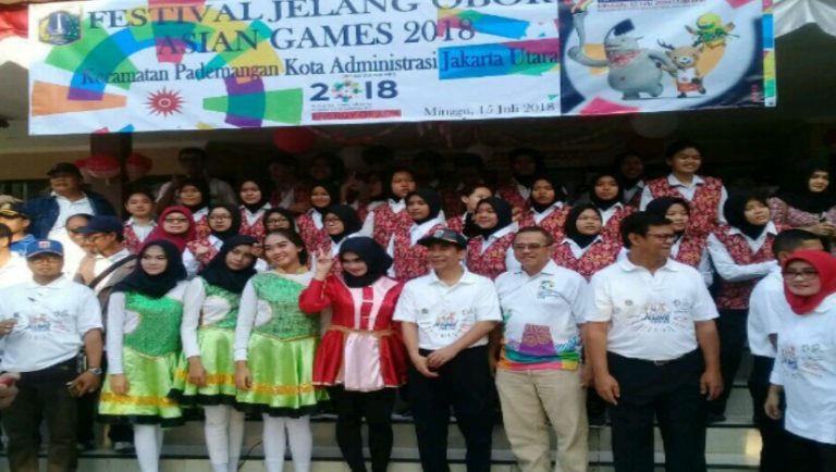 Antusias Warga Pademangan Barat Dalam Pawai Replika Obor Asean Games 2018