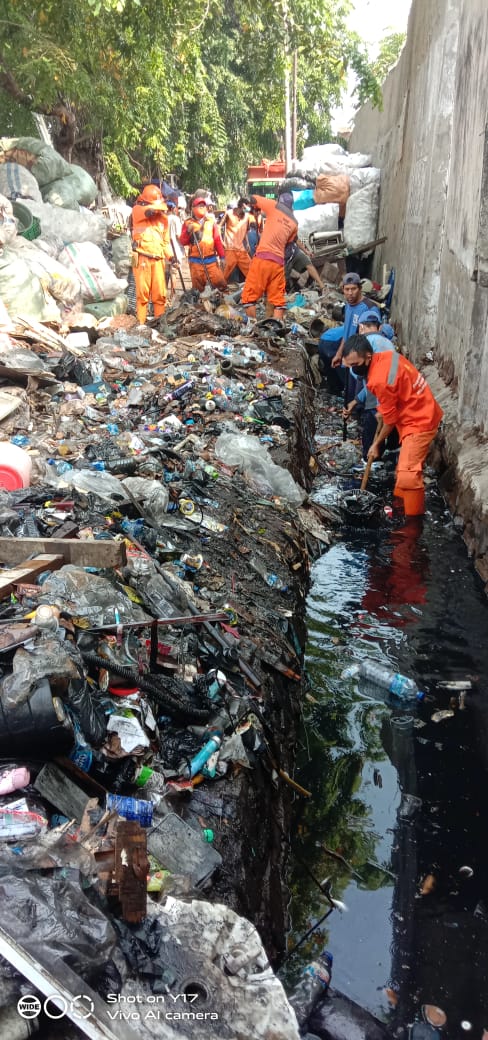 Warga Angke Bersama SKPD Adakan Grebek Sampah Bersih-Bersih Lingkungan