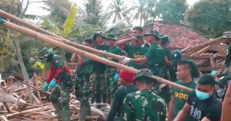 Yonif Raider 300/Bjw Bantu Warga Korban Gempa Cianjur Bersihkan Puing Puing