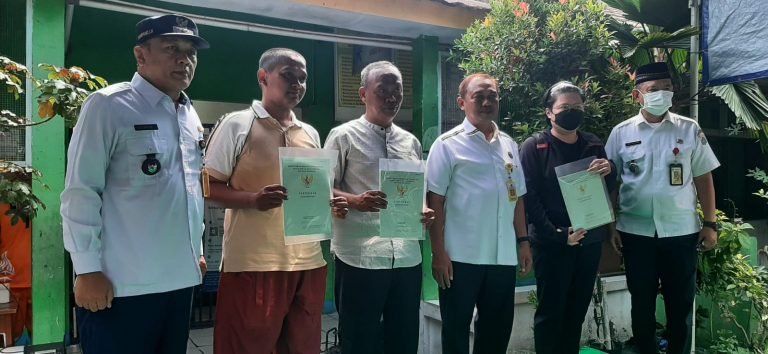Aspem Jakarta Barat Berikan Sertifikat Kepada Warga Tambora