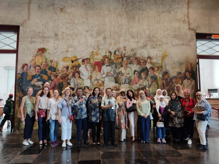 Disparekraf DKI Gelar Tur Wisata Sejarah dan Kuliner untuk SHOM Indonesia
