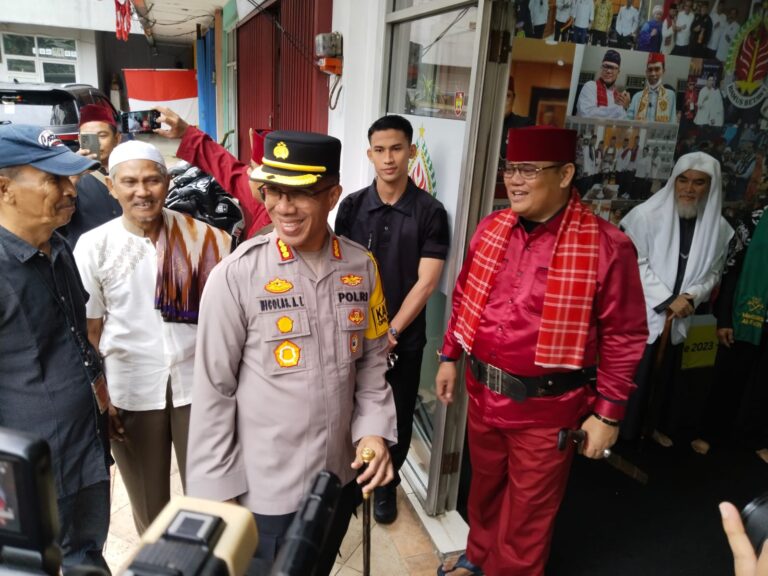 Kapolda Metro Jaya Bersama Kapolres Metro Jaktim Hadiri Pelantikan Laskar Adat Betawi dan Santuni Ratusan Anak Yatim Piatu